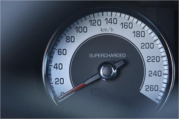 Der Tacho reicht bis 260 km/h, aber bei 250 wird abgeregelt