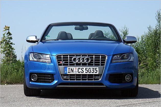 Der kleine rote Punkt am Grill ist für Kenner das Zeichen für ein starkes Automobil