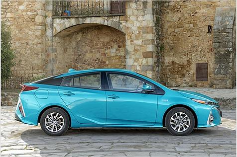Mit 4,65 Meter ist der Plug-in-Prius etwa so lang wie ein Skoda Octavia