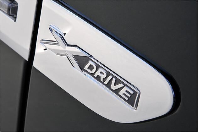 Äußerlich gibt sich der Allrad-7er durch das "xDrive"-Logo auf der Einfassung des Seitenblinkers zu erkennen