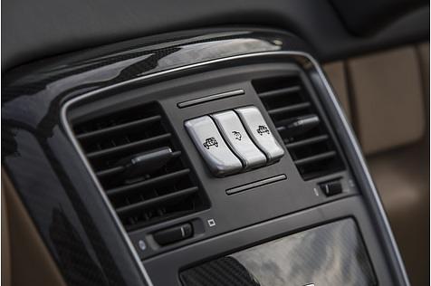 Mercedes Maybach G 650 Landaulet - das vordere Armaturenbrett wurde im Fond gespiegelt