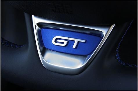 Das GT-Logo wertet den Innenraum auf