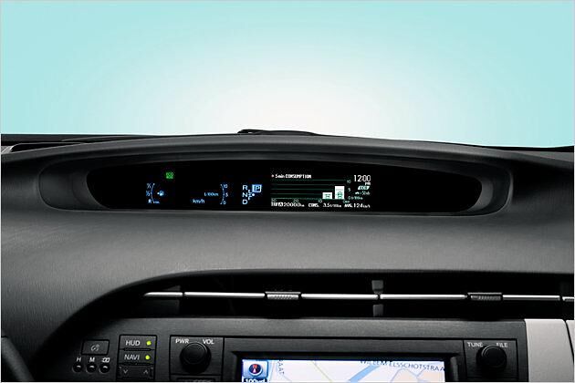 Die Instrumente zeigen die Tankfüllung, den Automatikmodus und zusätzliche Informationen
