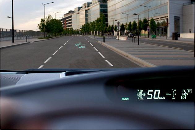 Ein Head-up-Display ist Serie. Es zeigt auch die Pfeile des Navigationssystems