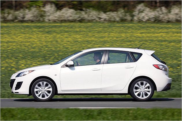 Der Mazda 3 i-stop wird mit einem Zweiliter-Benzin-Direkteinspritzer kombiniert