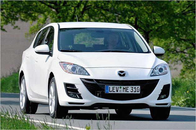 Nebelscheinwerfer sind bei allen Mazda 3 i-stop serienmäßig dabei