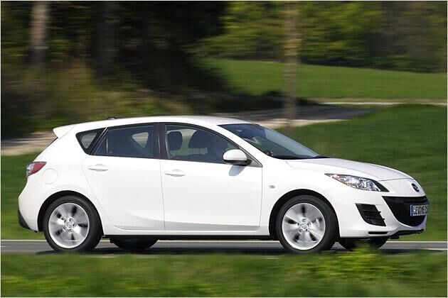 Der Mazda 3 Sports-Line ist außerdem an dynamischer gezeichneten Stoßfängern zu erkennen