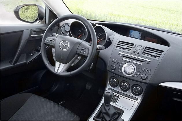 Übersichtlich und gut bedienbar: Das Cockpit im Mazda 3