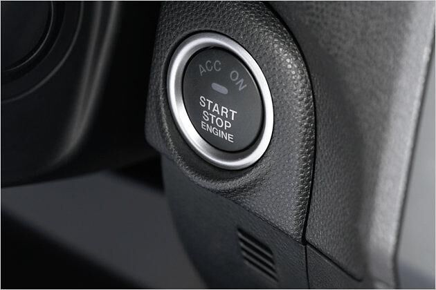 Verfügt der Mazda 3 über ein schlüsselloses Zugangsssystem, wird der Motor über einen Knopf gestartet