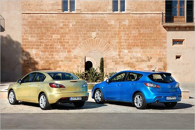 Der Mazda 3 2.0 i-stop ist als viertürige Limousine und als fünftüriges Schrägheckmodell erhältlich