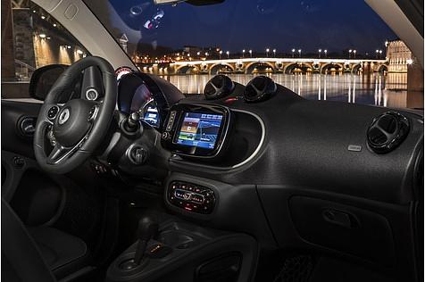 Die Armaturentafel des Smart Forfour Electric Drive