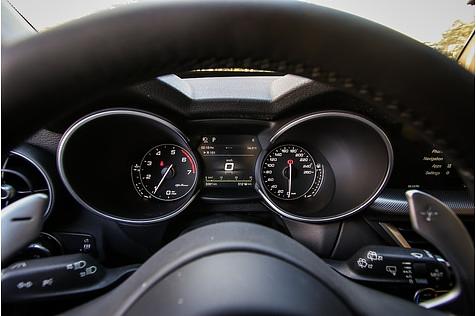 Alfa Romeo Stelvio Q4 - Instrumente nach analoger Art
