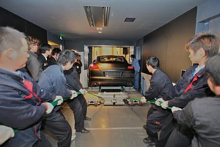 Rein in den Fahrstuhl: Auf dem Weg zur Präsentation des Porsche Panamera in China