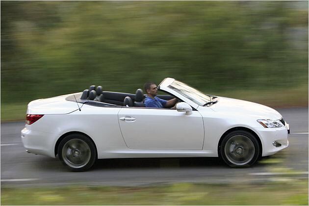 An Bord des Lexus IS 250C ist neben dem Fahrer Platz für drei weitere Personen