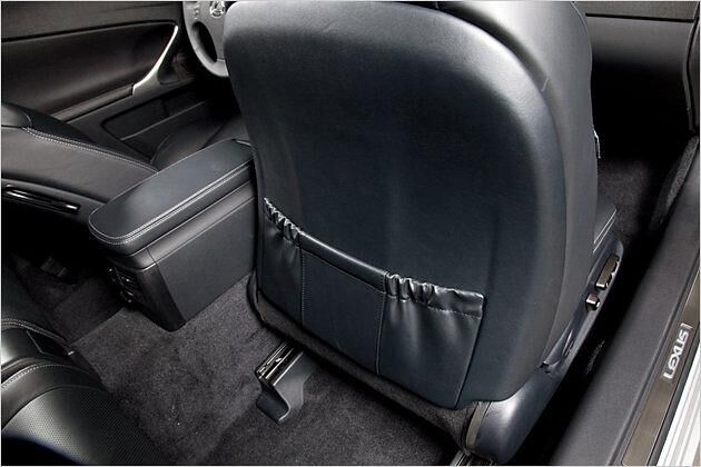 Praktisch: Die Vordersitze fahren auf Knopfdruck nach vorne