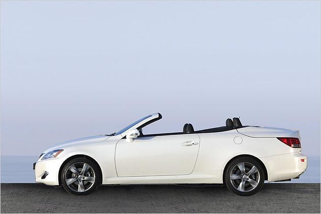 Offen macht der Lexus IS 250C eine gute Figur, da das Heck relativ flach ausfällt