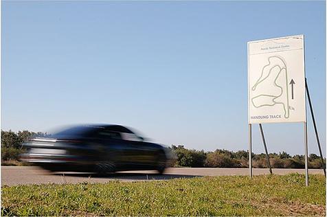 Auf dem Handlingkurs in Nardo erreichte der E-Hybrid ziemlich locker 250 km/h