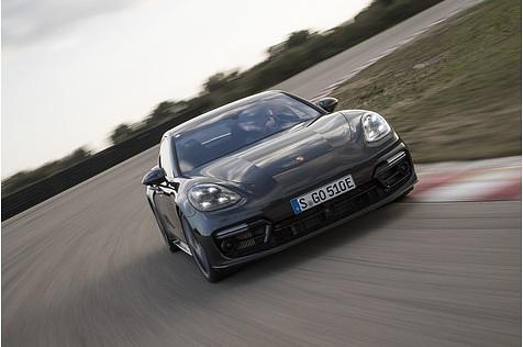Der Porsche Panamera Turbo S E-Hybrid schafft 310 km/h