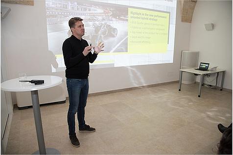 Panamera-Baureihenleiter Dr. Gernot Döllner erklärt sein neues Elektro-Zugpferd. Der große Porsche wurde von Anfang an so konzipiert, dass ein Hybrid als Topmodell fungieren soll