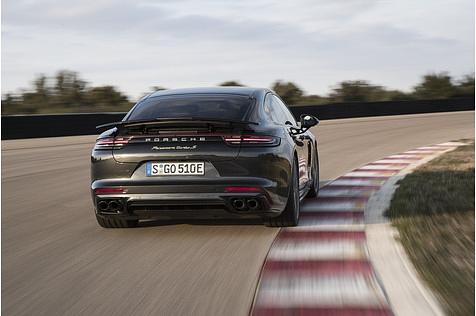 Bei sehr schnellen Kurven drängt der Porsche Panamera Turbo S E-Hybrid nach außen