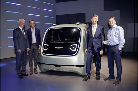 Sedric - ein Volkswagen-Konzernmodell für Mobilität von übermorgen. VW-Konzernchef Müller zusammen mit Johann Jungwirth, Dr. Ulrich Eichhorn und Michael Mauer (von rechts)