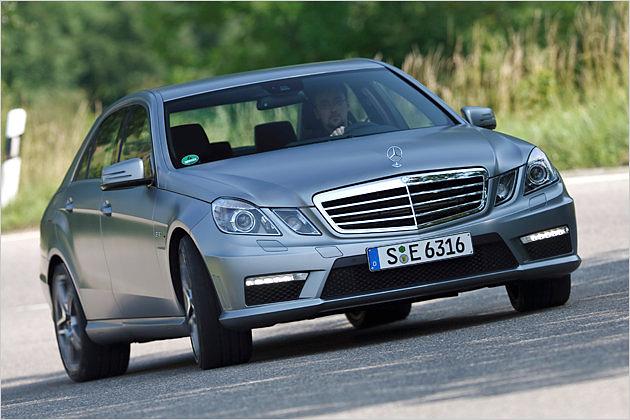 Mächtig gewaltig: Mercedes bringt den E 63 AMG an den Start