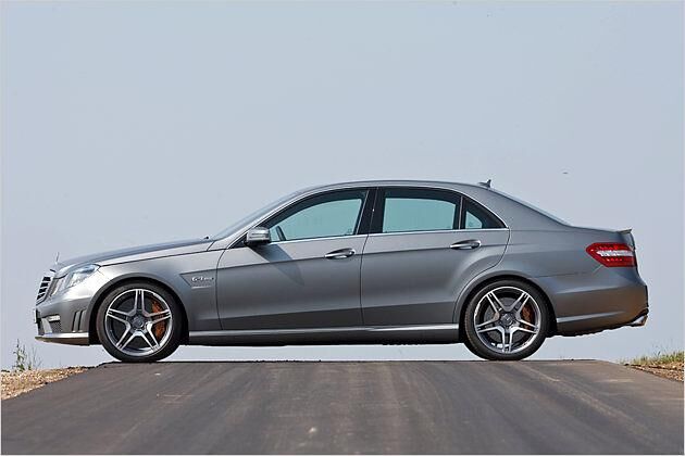 Besonders im Farbton Matt-Silber wirkt der E 63 AMG dezent-sportlich