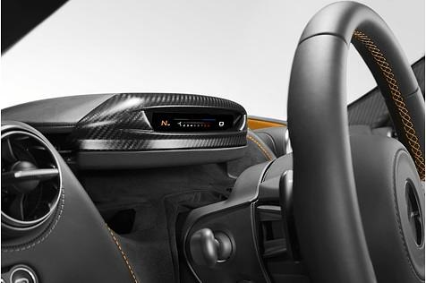 Im Rennstrecken-Fahrprogramm klappt der Bildschirm nach vorne