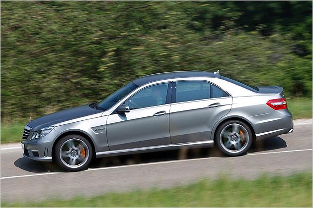 Karosserieseitig hat AMG den E 63 wirkungsvoll modifiziert