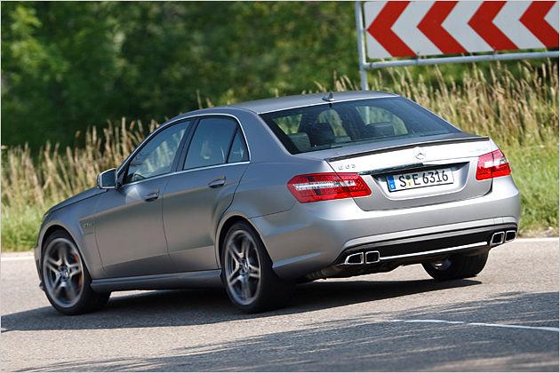 Vier Endrohre zieren das Heck des E 63 AMG