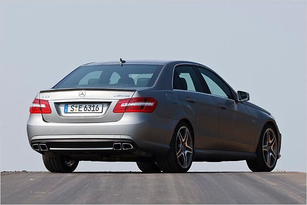 Die seitlichen Sicken lassen den E 63 AMG kraftvoll wirken