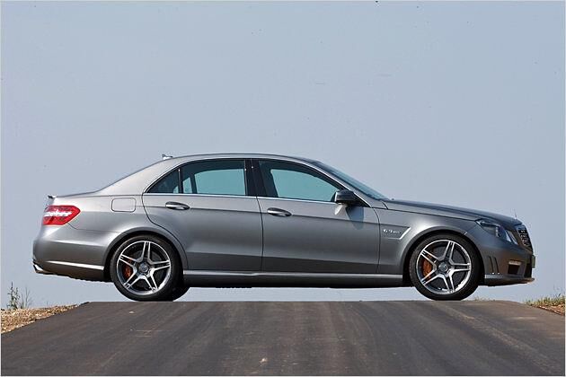 Serienmäßig steht der E 63 AMg auf 18-Zoll-Alus