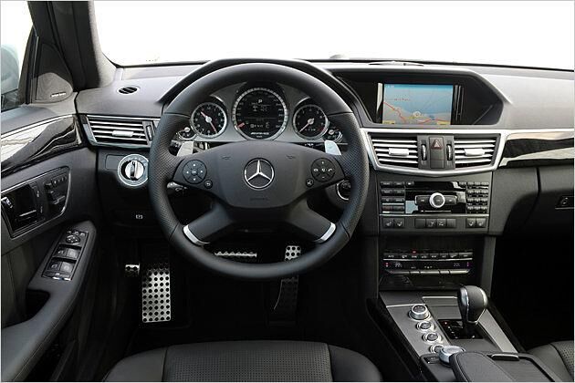 Spezielle Instrumenteneinsätze heben den E 63 vom Rest der E-Klasse ab