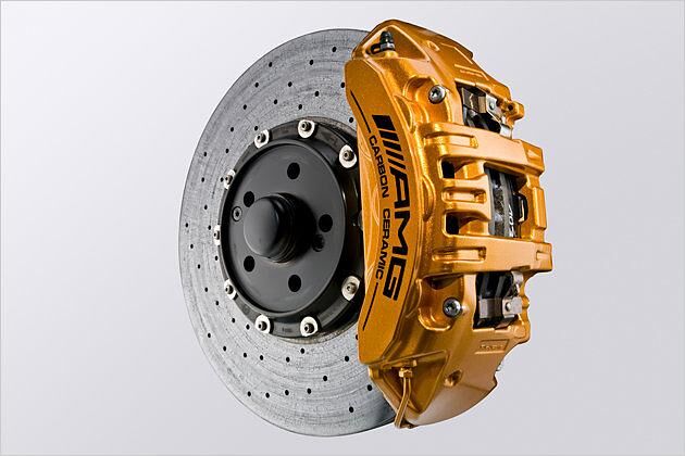 Ab Anfang 2010 ergänzt eine Keramikbremsanlage das Angebot