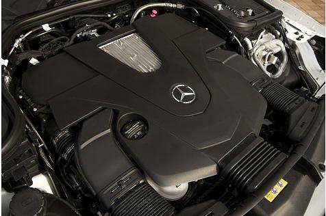 Der bekannte V6-Benzin-Motor leistet 245 kW / 333 PS