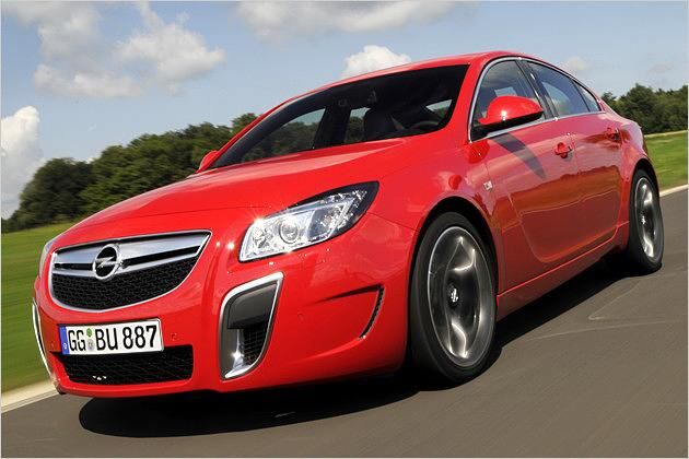 Mit senkrechten Lüftungs-Öffnungen rechts und links in der Frontschürze: Der Opel Insignia OPC