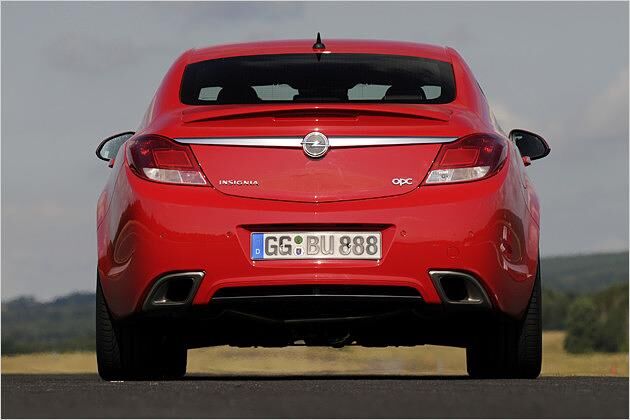 Die trapezförmigen Endrohre zeigen: Hier steht die OPC-Version des Insignia