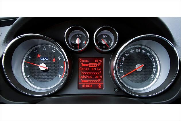 Über des Multifunktionsdisplay in der Mitte kann man den momentanen Ladedruck ablesen
