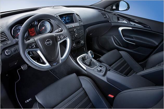 Ein paar Aluminium-Applikationen unterstreichen den sportlichen Anspruch des Insignia OPC