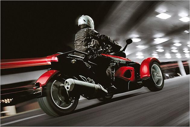 Hersteller BRP bezeichnet das Gefährt als Mischung aus "Motorrad und Cabrio-Sportwagen"
