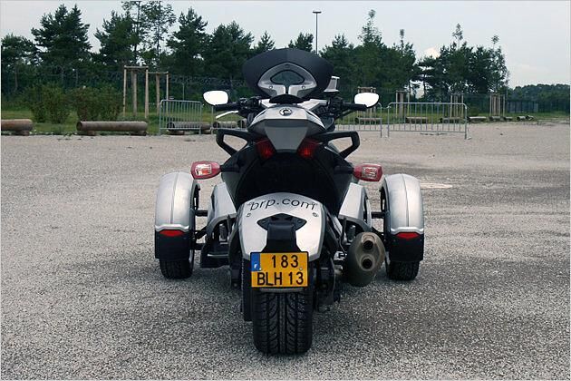 Das Heck des Dreirads sieht fast aus wie bei einer Motorrad-Rennmaschine