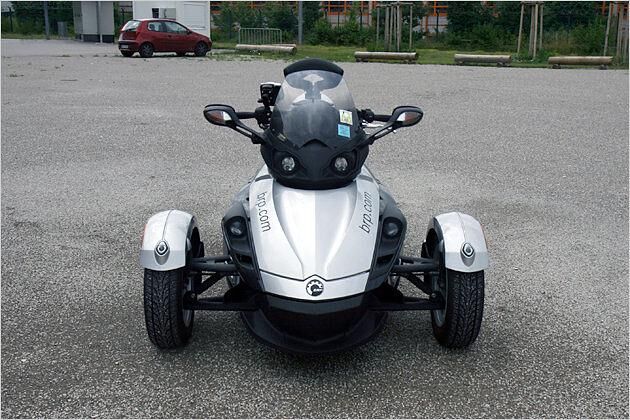 Mit 1,51 Meter an der Vorderachse ist das Dreirad nur fünf Zentimeter schmaler als ein Smart Fortwo