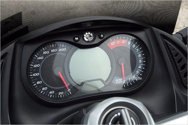 Der Tacho zeigt 200 km/h an - und fast so schnell fährt der Spyder Roadster auch