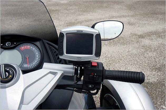 Eines der Vorführfahrzeuge ist mit einem Mobilnavi von Garmin bestückt