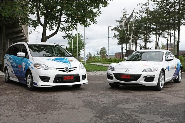 Öko-Duo: Der Premacy Hydrogen RE Hybrid (links) für Japan, der RX-8 Hydrogen RE für Norwegen
