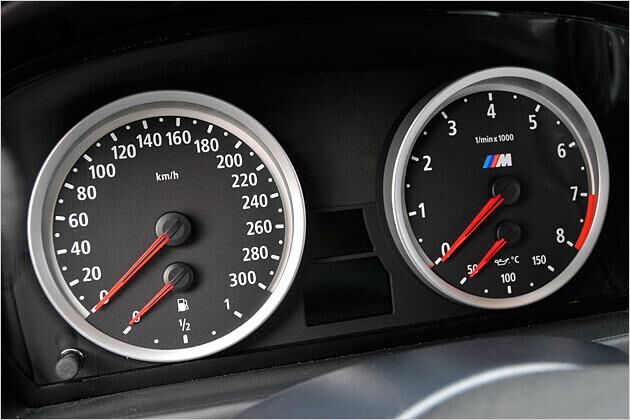 Die Tachoanzeige des X6 M geht bis 300 km/h - tatsächlich wird bei 250 km/h abgeregelt, beziehungsweise bei 275 km/h mit optionalem "Drivers Package"