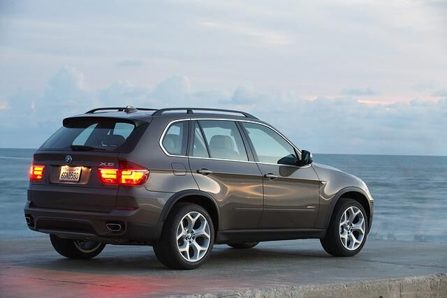 BMW X5: Mehr Leistung, acht Gänge und leichte Modifikationen. Foto: BMW.