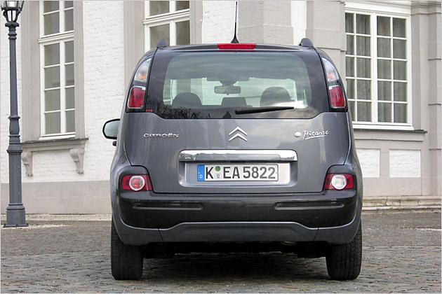 Die schwarzen Stoßfänger geben dem Auto etwas Robustes