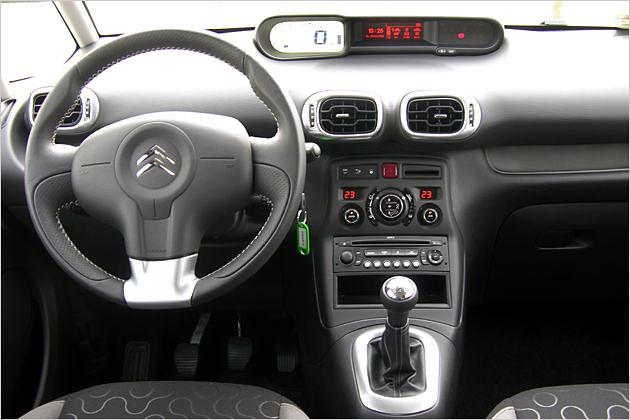 Cockpit: Die Instrumente sind wie bei den anderen Citroën-Vans in der Mitte angeordnet