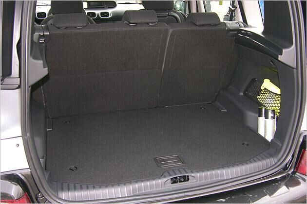 Wenn die Rücksitze nach hinten geschoben sind, fasst der Kofferraum schon 385 Liter